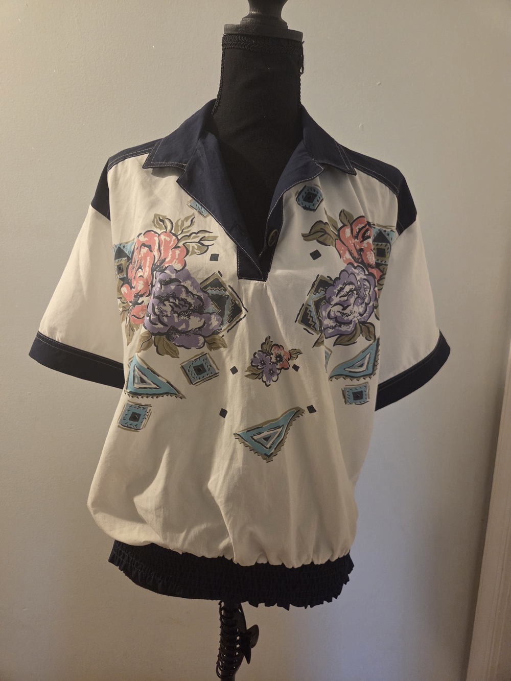 VINTAGE- Teddi White Floral Collared Short Sleeve Top with Navy Trim
